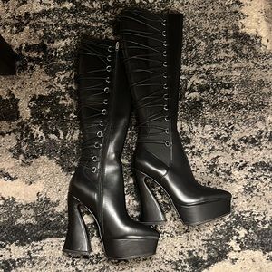 LA MODE size 10 (fits like 8.5) European size never worn black